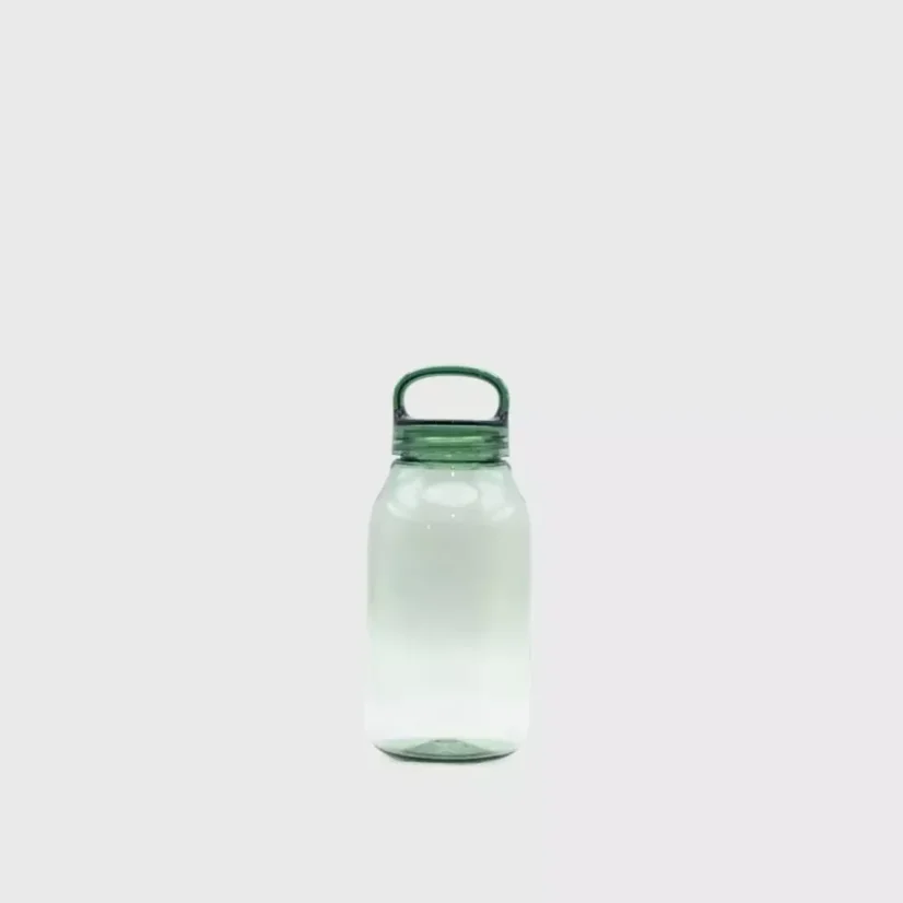 Zelená plastová fľaša na vodu. Objem 300 ml.