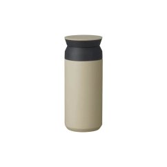 Thermos beige sur fond blanc
