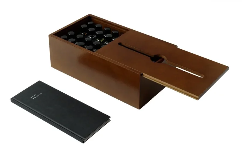 Set de aromas Le Nez du Cafe en una caja de madera con un libro