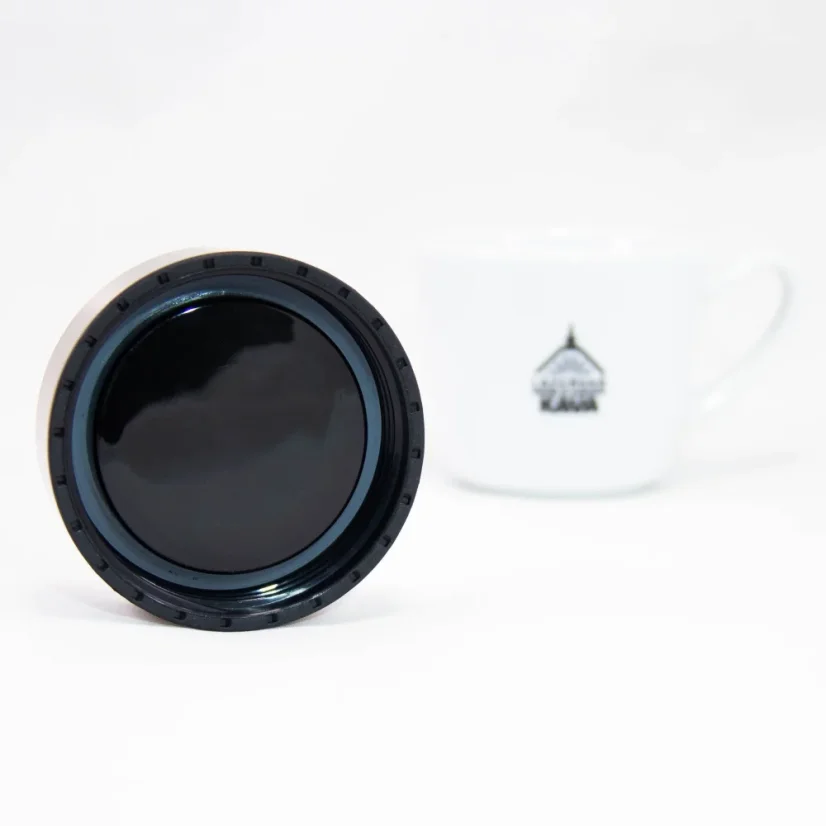 Asobu Le Baton insulated travel mug in copper color with a capacity of 500 ml, made of plastic, perfect for traveling.
