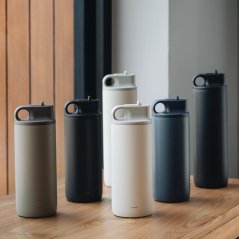 Schwarze Kinto Active Thermos mit einem Fassungsvermögen von 800 ml, die Ihr Getränk lange heiß oder kalt hält.