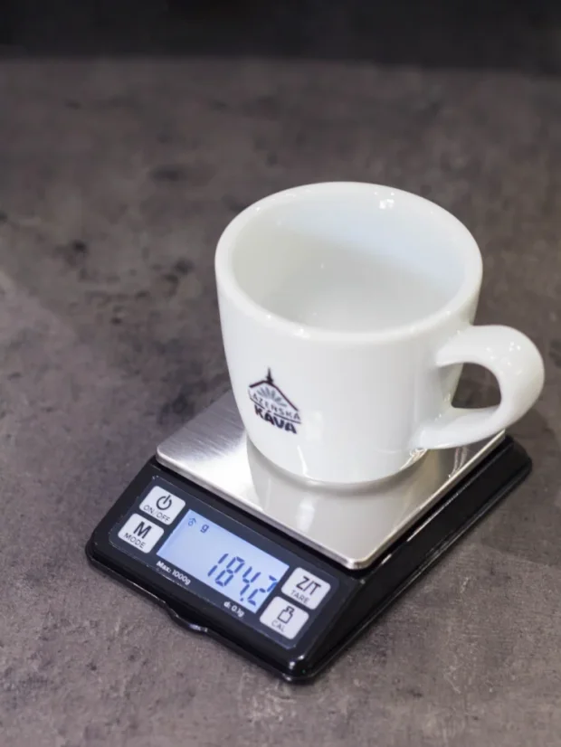 Balance Rhinowares allumée avec une tasse vide