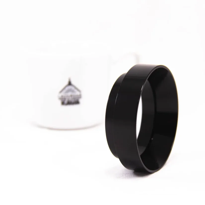 Entonnoir doseur en acier inoxydable, noir, de diamètre 53 mm.