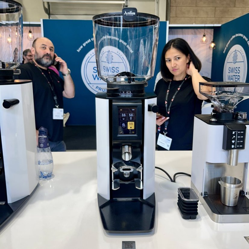 Anfim Luna is a high-quality espresso coffee grinder with 65 mm grinding stones, ensuring precise grinding for a perfect espresso experience.