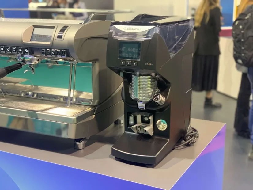Espresso mlynček na kávu Nuova Simonelli GX85 v čiernej farbe, ideálny na použitie v reštauráciách.