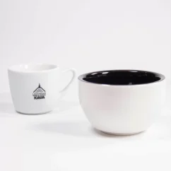 Bielá cuppingová miska s prázdny hrnčekom kávy