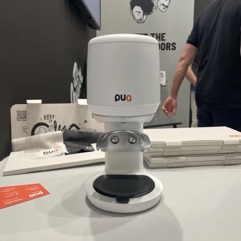 Automatický tamper na kávu Puqpress Mini 58,3 mm v bielej farbe, kompatibilný s kávovarmi Expobar.