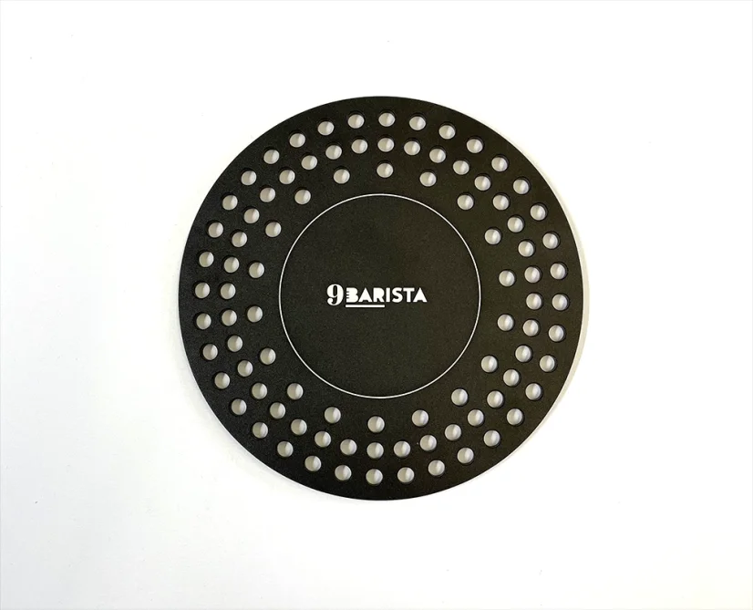 Tapis en métal noir 9Barista pour la dissipation de la chaleur sur fond blanc.