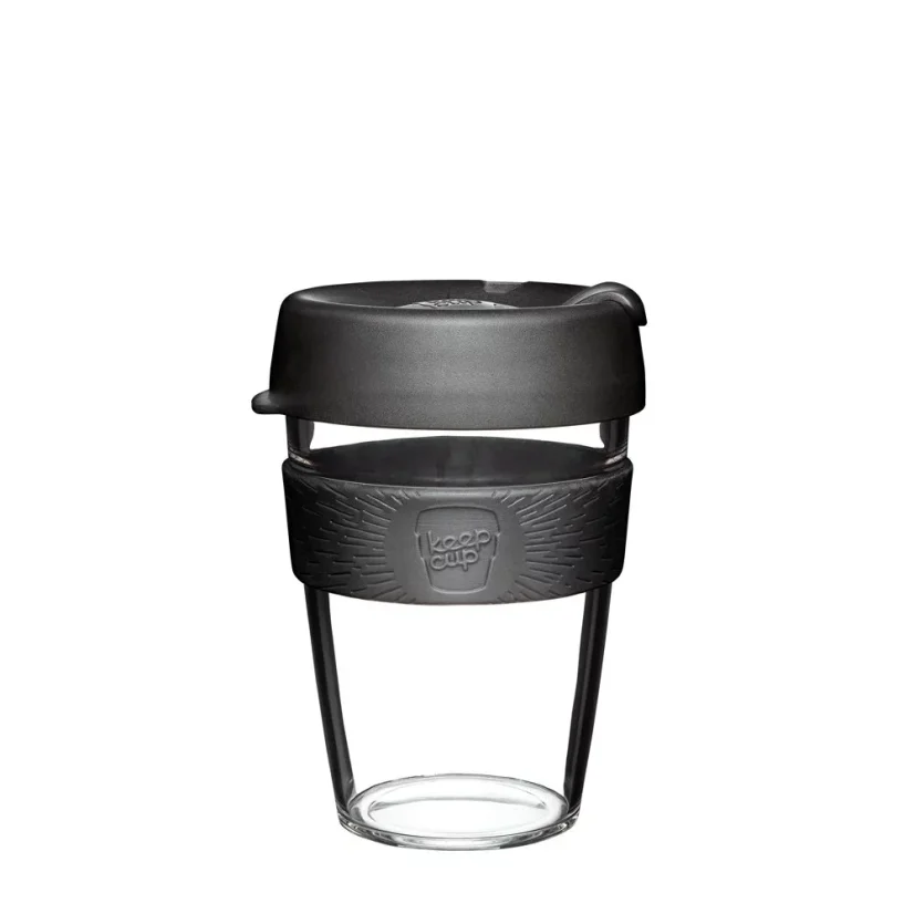 Gobelet thermique en plastique noir avec une poignée en caoutchouc.