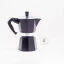 Traditionelle schwarze Moka Kanne Bialetti Moka Express mit einem Fassungsvermögen von 270 ml, geeignet für die Zubereitung von sechs Tassen Kaffee.