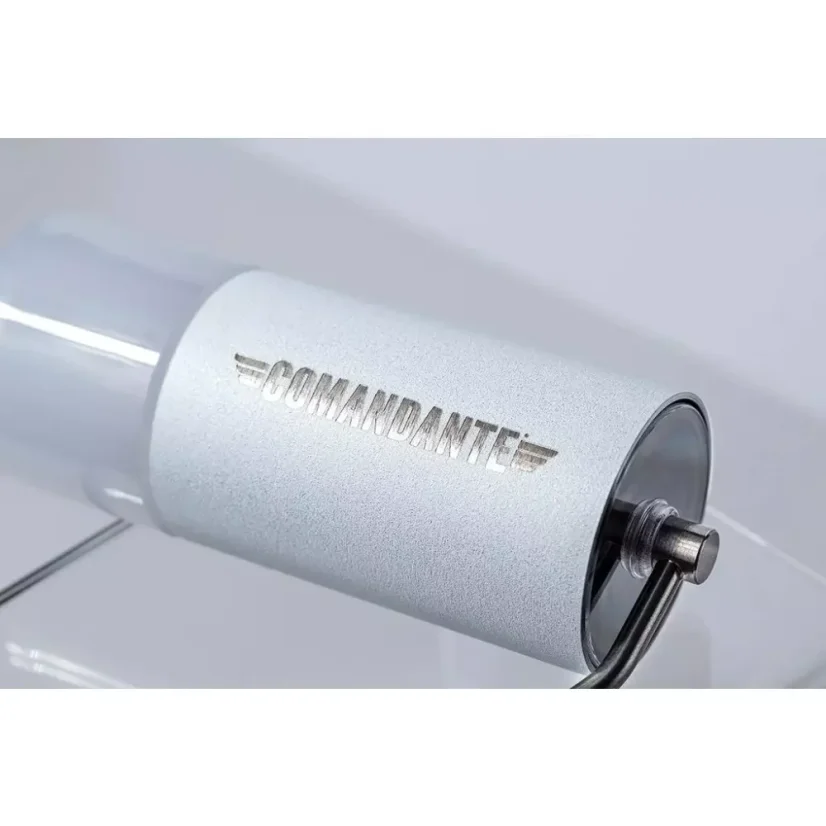 Handmühle Comandante C40 MK4 Nitro Blade Snow White ist mit einem hochwertigen Kaffeemühlen-Schild ausgestattet, das präzises Mahlen gewährleistet.