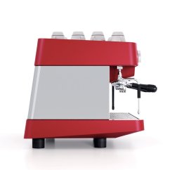 Profesionálny trojpákový kávovar Nuova Simonelli Aurelia Volumetric XT 2GR v červenej farbe. Profesionálny trojpákový kávovar Nuova Simonelli Aurelia Volumetric XT 2GR v červenej farbe.