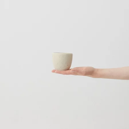 Tasse à café latte Aoomi Iris Mug A03 d'une capacité de 200 ml de couleur beige.