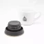 Détail de l'intérieur du couvercle de la tasse isotherme Kinto Travel Khaki 350 ml, avec en arrière-plan une tasse en porcelaine décorée. Détail de l'intérieur du couvercle de la tasse isotherme Kinto Travel Khaki 350 ml, avec en arrière-plan une tasse en porcelaine décorée.