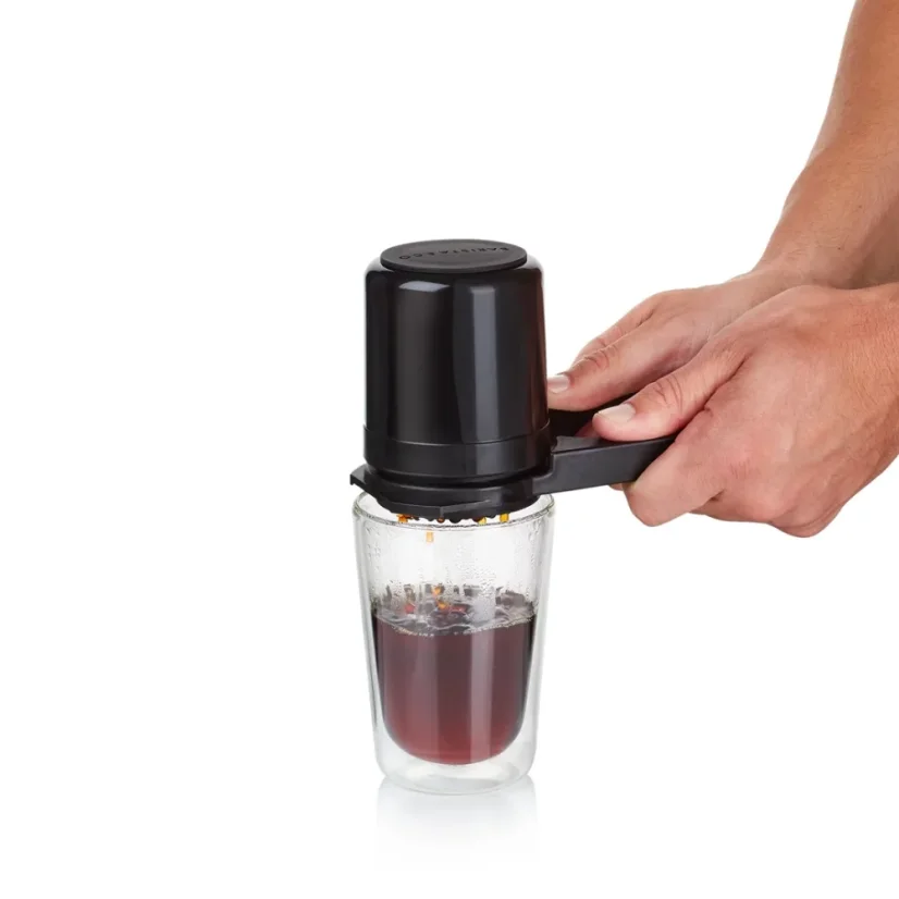Zubereitung von Kaffee mit einem manuellen Überbrüher Twist Press in eine Glas-Tasse.