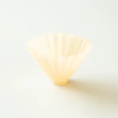 Plastový dripper Origami Air v veľkosti M. Matné béžové prevedenie.