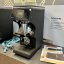 Espressomühle Victoria Arduino Mythos MYONE in elegantem Schwarz ist mit einem italienischen Siegel versehen, was seine hohe Qualität und Fachverarbeitung bestätigt. Espressomühle Victoria Arduino Mythos MYONE in elegantem Schwarz ist mit einem italienischen Siegel versehen, was seine hohe Qualität und Fachverarbeitung bestätigt.