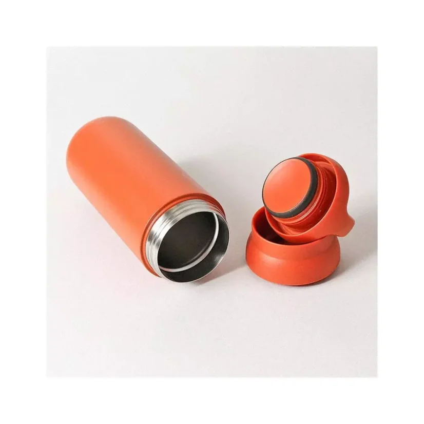 Oranžová termoska Kinto Day Off s objemom 500 ml je ideálna na udržanie vášho nápoja teplého na cestách.