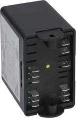 Schwaarz Plastikbox vun der Doséiereenheet mat enger Rei flaach Stecker an engem Beschriftungsschëld.