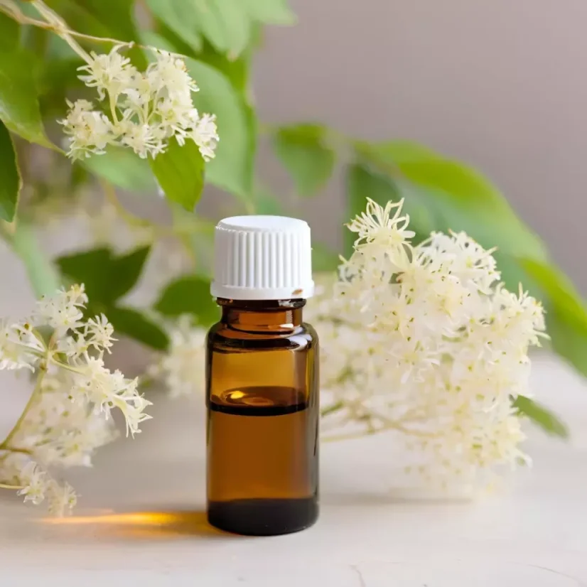 Huile infusée BIO de millepertuis délicatement parfumée, 100 % naturelle, idéale pour l'aromathérapie et les soins cosmétiques.