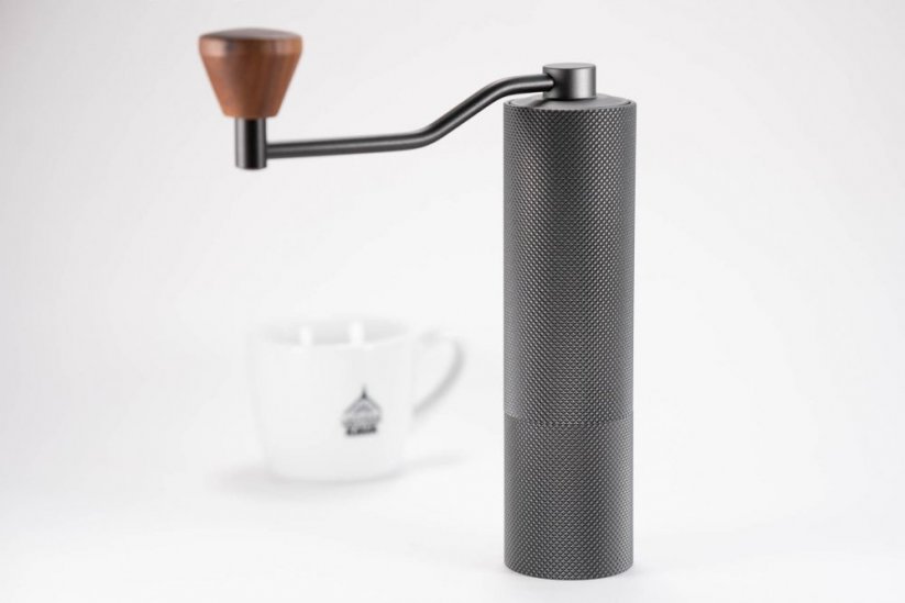 De Timemore Slim Plus grinder heeft een aluminium behuizing en een houten handvat