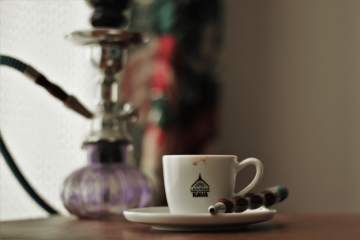 Kaffi an eng Päif. Wéi probéieren ech an enger Shisha Bar