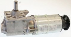 Metall-Sazz Motor a Gedreiwer mat enger Ausgangswell lénks an engem Zännrad um Enn vum Motor. Metall-Sazz Motor a Gedreiwer mat enger Ausgangswell lénks an engem Zännrad um Enn vum Motor.