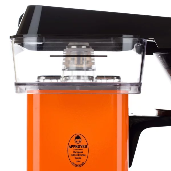Kávovar Moccamaster Cup One od značky Technivorm v oranžovom prevedení, vyrobený z nehrdzavejúcej ocele.