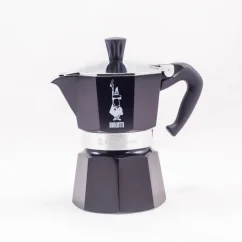 Cafetière Moka Bialetti Moka Express noire avec une capacité de 3 tasses, idéale pour la préparation d'un espresso fort et aromatique.