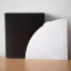 Weißer Papierfilter auf einem Holztisch, schwarze Box und weißer Hintergrund Weißer Papierfilter auf einem Holztisch, schwarze Box und weißer Hintergrund