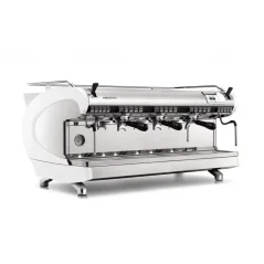 Profesionálny pákový kávovar Nuova Simonelli Aurelia Wave 3GR Digit v bielej farbe s tromi pákami pre rýchlu a efektívnu prípravu kávy.