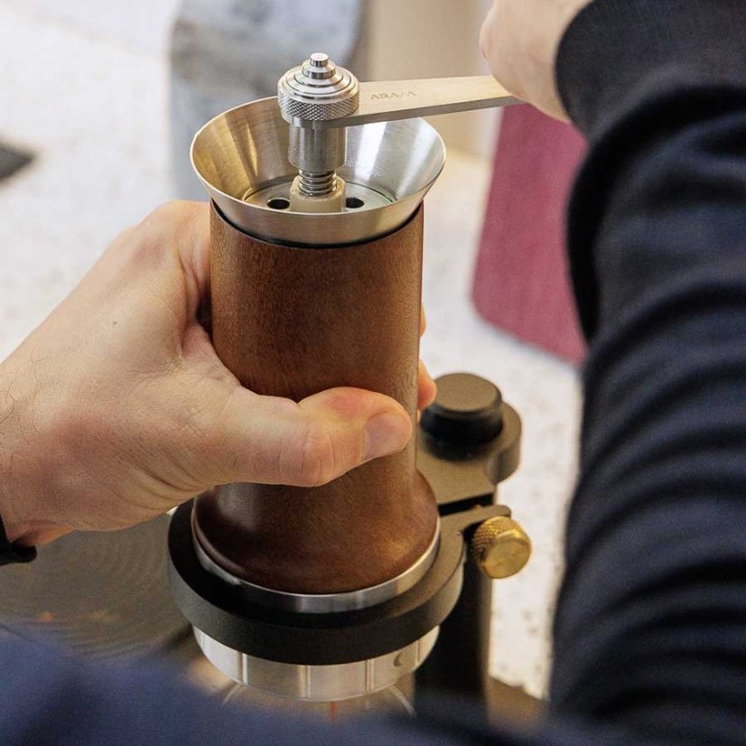 Préparation du café dans une machine à café manuelle Aram.