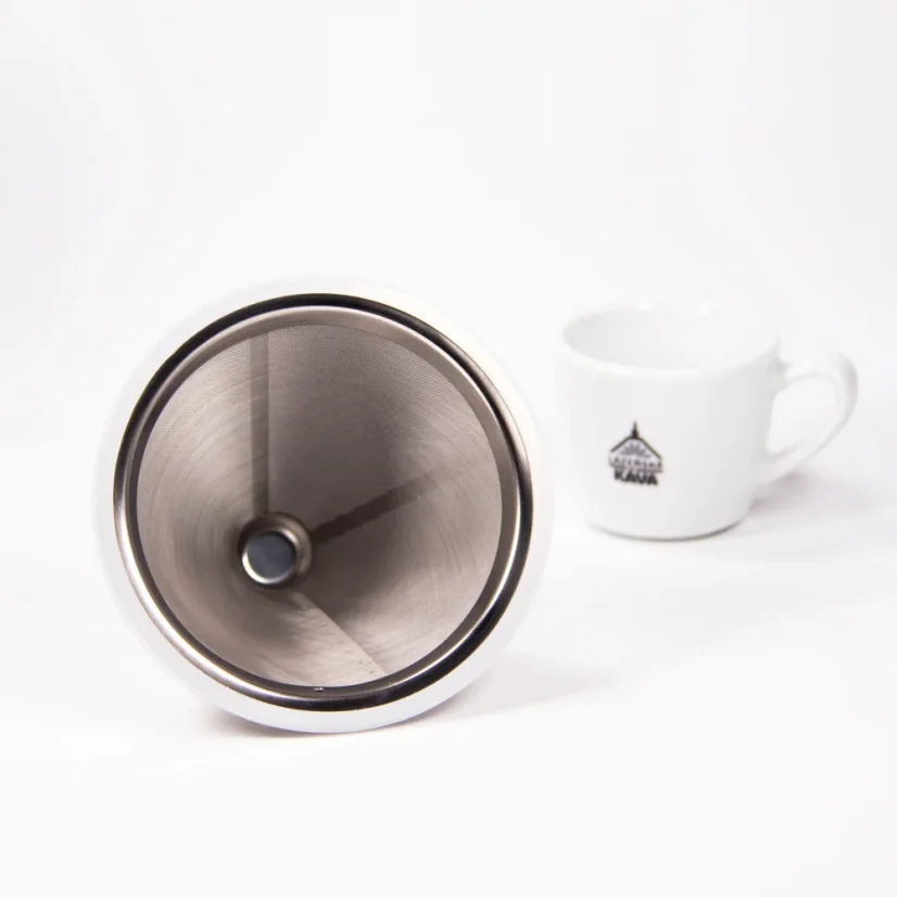 Filtro de Asobu KB900 y taza para café.
