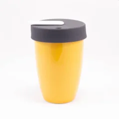 Termo taza Loveramics Nomad amarilla con capacidad de 250 ml, adecuada para el coche.