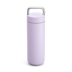 Praktischer Reisebecher Fellow Carter Carry im lila Design.
