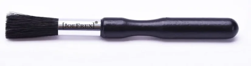 Štetec na čistenie mlynčeka na kávu JoeFrex Grinderbrush, ideálny na údržbu vášho kávovaru.