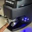 Le tamper automatique pour café Atom est conçu pour une compatibilité parfaite avec le moulin Eureka Atom W 65, garantissant ainsi un tamping précis du café pour une expérience gustative optimale.