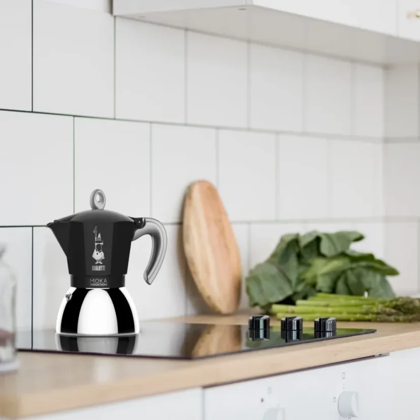 Demonstration of coffee preparation in a Bialetti New Moka pot on an induction hob.
