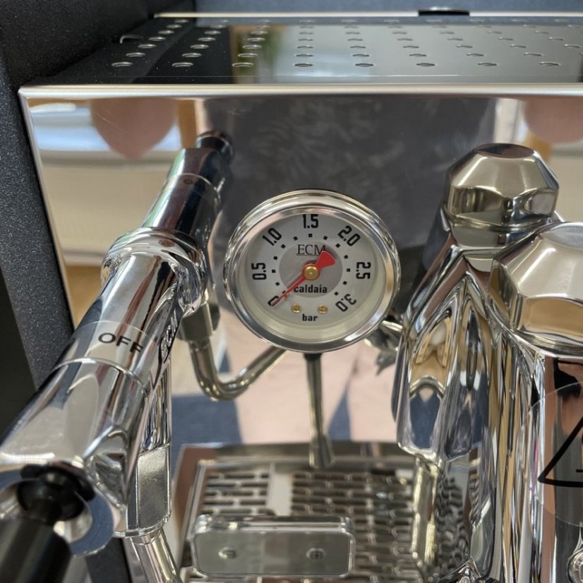 Domáci pákový kávovar ECM Synchronika v antracitovej farbe s parnou tryskou pre ľahkú prípravu lahodnej peny na cappuccino.