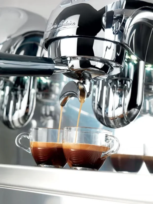 Profesionálny kávovar Victoria Arduino Adonis 3GR umožňujúci presné nastavenie teploty pre dokonalú prípravu kávy.