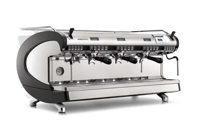 Cafetera profesional de palanca Nuova Simonelli Aurelia Wave T3 3GR en acabado negro con cuatro calderas para optimizar la preparación del café.