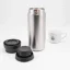 Graue Edelstahl-Thermoflasche von Kinto mit einem Volumen von 500 ml auf weißem Hintergrund mit einer Tasse Kaffee im Vordergrund, Deckel der Thermoflasche.