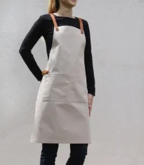 Baristische Schürze in Beige, Ansicht von vorne Baristische Schürze in Beige, Ansicht von vorne