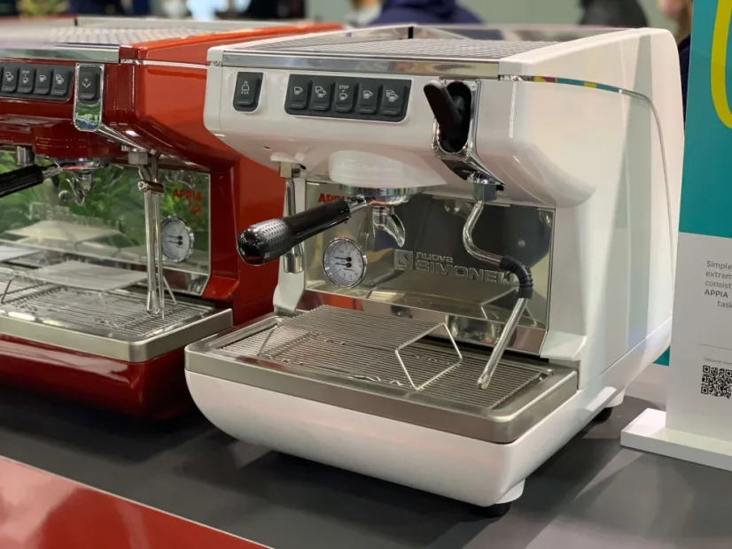 Máquina de café de palanca profesional Nuova Simonelli Appia Life 1GR en color blanco, ideal para preparar espresso.