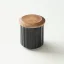 Dóza en porcelaine noire pour le café en origami. Dóza en porcelaine noire pour le café en origami.