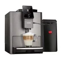 Machine à café automatique argentée Nivona 1040 avec réservoir à lait.