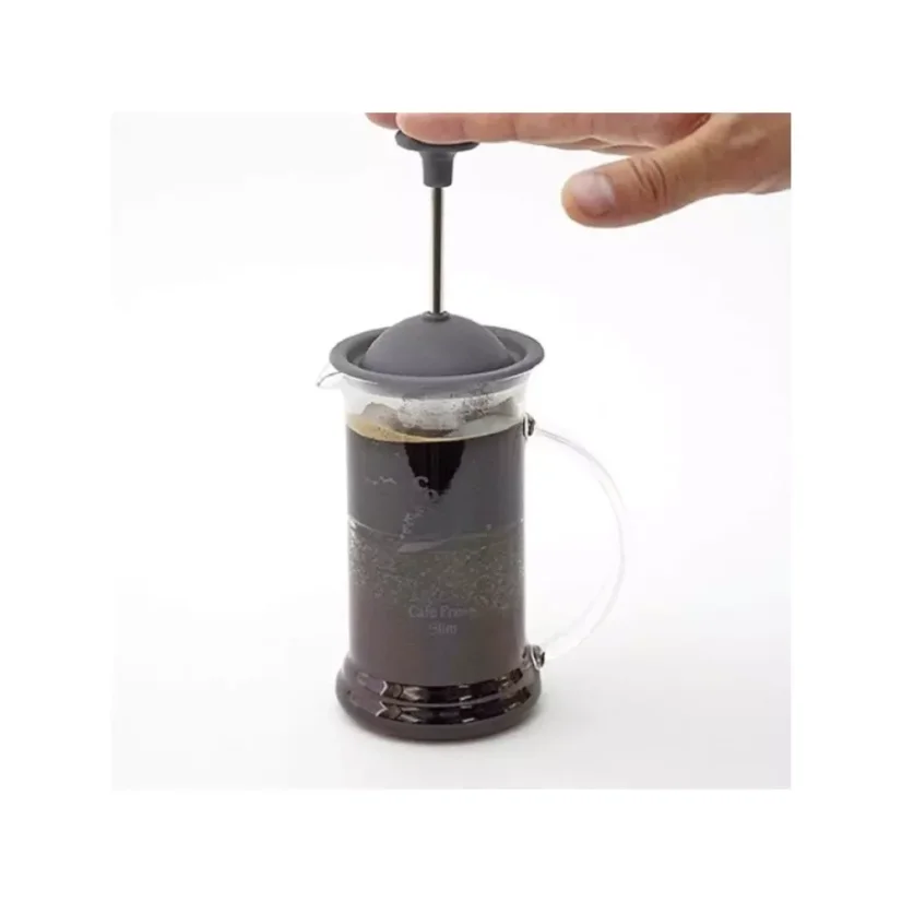 Elegantný čierny french press Hario Cafe Press Slim S 240 ml, ideálny na prípravu kvalitnej kávy.