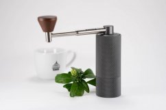 Timemore Nano mlynček so šálkou Spa kávy a rastlinou