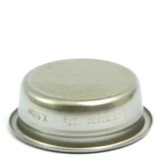 Superficie perforada en el cestillo Strada para preparar un espresso doble. Superficie perforada en el cestillo Strada para preparar un espresso doble.