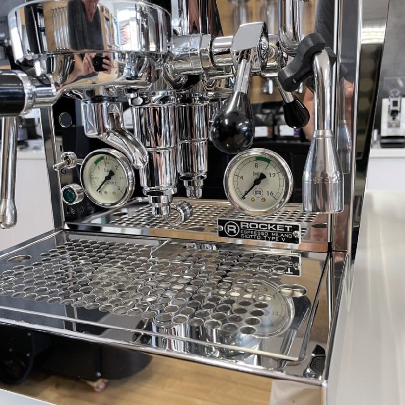 Klasický pákový kávovar Giotto Cronometro V od Rocket Espresso, ideálny na prípravu espressa a cappuccina.
